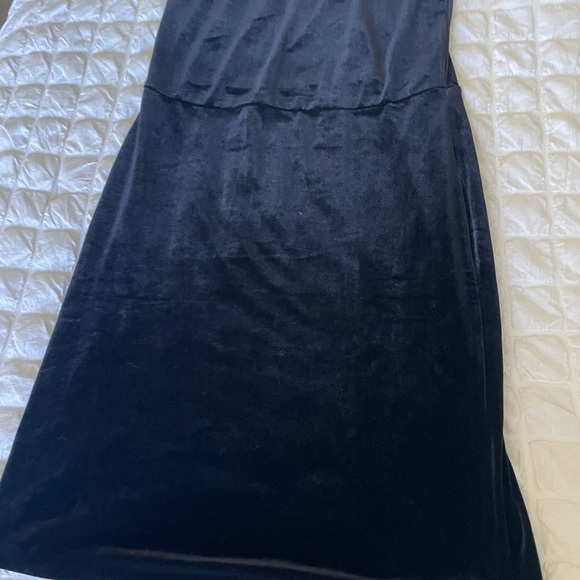 Elegant Black Sleeveless Velour Dress with Faux Fur Collar - Picture 2 of 4